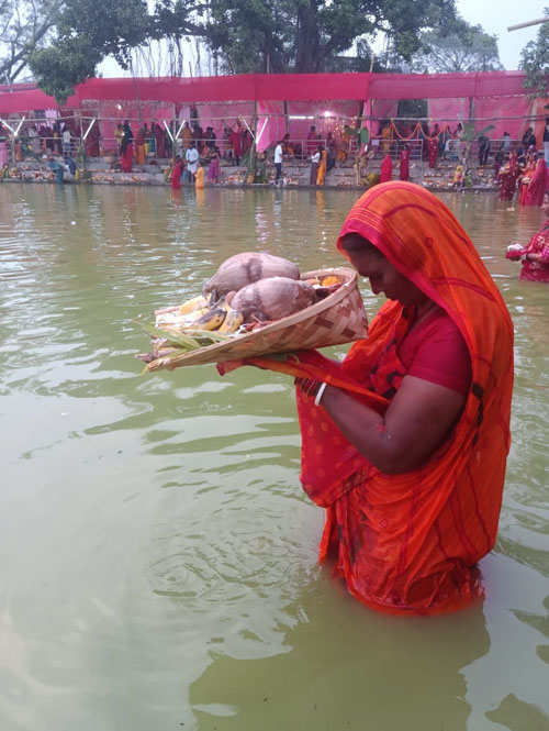 अस्ताउँदो सूर्यलाई अघ्र्य अर्पण, आज उदाउँदो सूर्यलाई अर्घ दिइदै